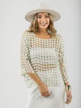 Blusa italiana calada con diseño floral en tonos champagne. Talle único con calce oversized, liviana y sofisticada.