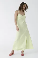 Vestido largo de lino color celeste con breteles finos y escote en V.