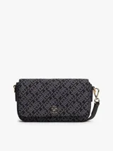 Cartera tipo mensajera de forma rectangular, con solapa frontal y correa ajustable. El cuerpo del bolso está confeccionado en jacquard con un patrón repetitivo del monograma TH en tonos negro y gris oscuro. Posee una insignia metálica dorada con el logo TH en el centro de la solapa.