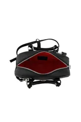Cartera negra con correa larga regulable y desmontable, doble asa corta, cierre superior y logo de labios plateado. Interior forrado con bolsillos.