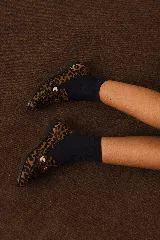 Mocasines de cuero con estampado animal print de cebra en blanco y negro, con apliques de strass plateados.