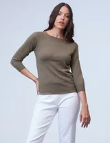 Buzo tejido en hilado fino, modelo raglan, de manga tres cuartos. Color verde militar.