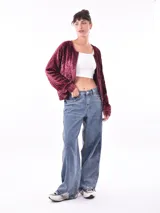 Campera negra de terciopelo con cierre frontal y apliques de lentejuelas plateadas.