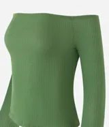 Blusa verde de rib con escote hombro a hombro y mangas largas ajustadas.