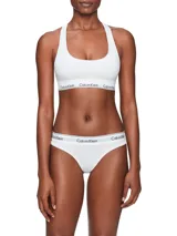 Conjunto Calvin Klein Modern Cotton blanco, compuesto por un corpiño deportivo con espalda racerback y una bombacha colaless con cintura elástica con logo de la marca.