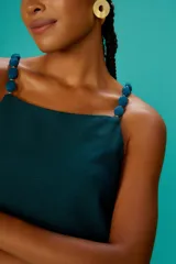 Blusa de breteles gruesos con detalle de cuentas redondas en los breteles.