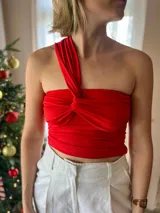 Top marrón de un hombro con detalle cruzado en el frente.