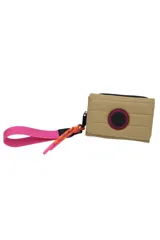 Billetera Trendy color beige con cierre de velcro, detalle de logo circular y cinta de agarre amarilla.