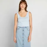 Camiseta sin mangas celeste con cuello redondo.