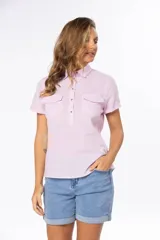 Camisa color salmón de lino, de corte clásico, con cuello camisero, manga corta, cierre frontal con botones y dos bolsillos de parche en el pecho.