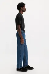 Pantalón de jean azul de corte recto, tiro medio y calce regular.