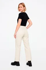 Pantalón jean color crudo, de corte oxford, tiro alto y cinco bolsillos.