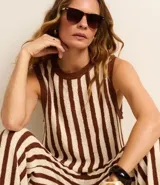 Conjunto de top sin mangas y pantalón palazzo a rayas verticales marrones y beige.