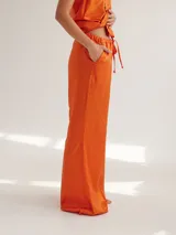 Pantalón bicolor de corte recto y ligeramente acampanado, con cintura regulable.