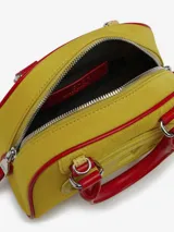 Bolso tipo mini bandolera con forma de domo, color amarillo vibrante con ribetes y asas superiores en rojo. Presenta el logo ovalado 'D' de Diesel en relieve en el frente.