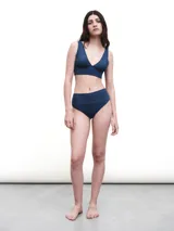 Bikini de lycra azul con filtro UV+50, de cintura alta y cobertura media.