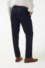 Ambo azul marino de corte clásico, compuesto por saco de dos botones con solapa de muesca, bolsillo de pecho y dos bolsillos delanteros con solapa, y pantalón de vestir con pinzas y bolsillos laterales y traseros.