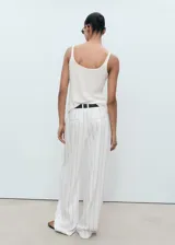 Top sin mangas de tejido de punto fino de lino, color blanco roto, con tirantes anchos y cuello escotado, de diseño recto.