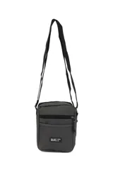 Morral bandolera negro de poliéster con correa ajustable y múltiples bolsillos con cierre.