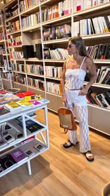 Top de encaje blanco sin mangas, con tirantes delgados y diseño ajustado.