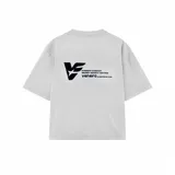 Remera blanca de algodón con corte oversize y estampado con el logo de la marca en el pecho.