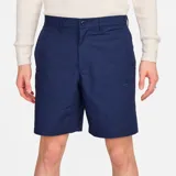 Short de gabardina azul marino con logo de Nike bordado en el muslo. Corte chino, con bolsillos laterales y traseros.