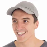 Gorro unisex color gris claro de seis paneles, marca Merrell, modelo Muskwa Six Panel Cap. Confeccionado en nylon, con logo bordado en el frente y visera curva.