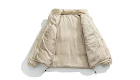 Campera puffer color beige con parte superior de pana, bordado en la espalda y tiras regulables en la cintura.