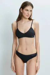 Conjunto de ropa interior Caro Cuore, compuesto por un corpiño triangular de punto con breteles finos y una bombacha colaless de punto.