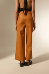 Pantalón ancho de tiro alto, confeccionado en eco-cuero negro.