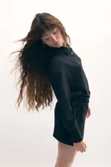 Vestido camisero color beige con estampado de líneas horizontales, con botones de nácar y sobrefalda integrada. Confeccionado en poliéster suave con leve rugosidad. Diseñado y confeccionado en Uruguay.