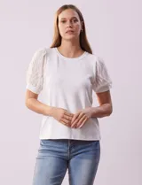 Remera blanca de cuello redondo y mangas cortas abullonadas de microtul bordado con puño elastizado.