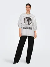 Sudadera gris claro melange de algodón con cuello redondo, mangas largas con hombros caídos, puños y bajo elásticos. Estampado frontal con una bola de espejos y texto "Disco Revolution".