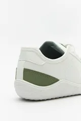 Zapatillas negras de diseño minimalista con inspiración barefoot, construcción ligera, puntera amplia y suela flexible.