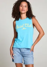 Musculosa celeste con estampado amarillo de la frase "Social Club" y dos estrellas.