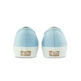 Championes Vans UA Authentic celestes con suela blanca.
