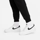 Pantalón largo de jogging Nike Club Fleece Alto-Rise, color negro, con cintura alta y logo bordado en blanco.