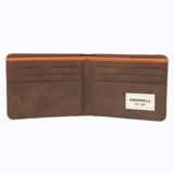 Billetera negra de cuero reciclado con logo Merrell grabado en la parte inferior.