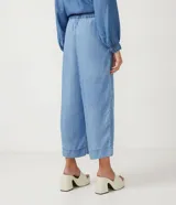 Pantalón pantacourt celeste en lyocell con cinturilla elástica y pliegues delanteros.