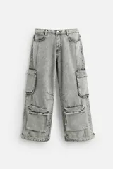Pantalón cargo gris de denim con corte relaxed fit, bolsillos frontales, traseros y laterales multifunción. Cuenta con efecto lavado y bajo ajustable con trabilla.