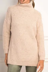 Sweater beige con cuello alto doble, textura acanalada y tajos laterales.