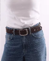 Cinturón de cuero color marrón con hebilla cuadrada plateada y apliques metálicos plateados.