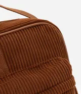 Bolso tipo valija grande color marrón de terciopelo cotelé con bolsillos delanteros, correa de mano y asa larga de gorgorán.