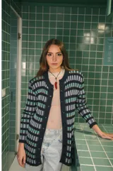 Cardigan vestido azul con rayas horizontales en tonos celeste, verde y beige. Tiene cuello redondo, mangas largas y cierre frontal con botones.