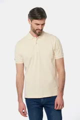 Remera polo lisa en oxford piqué color crema, con cuello en rib y botones personalizados.
