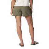 Short deportivo color verde oliva, con cintura elástica, bolsillos laterales y traseros, y tecnología Omni-Shade™ UPF 50 y Omni-Shield™ para protección solar y repelencia al agua.