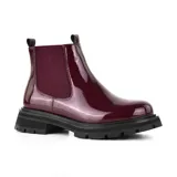 Bota Chelsea de charol negro con elástico lateral, suela track y tirador trasero.