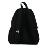 Mochila negra de estilo clásico, con compartimento principal y bolsillo frontal con cierre. Presenta un parche blanco con el logo "Austral" en la parte inferior del bolsillo frontal.