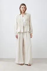 Camisa beige melange con frunces en el frente, de manga larga y cuello camisero.