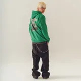 Canguro verde con capucha y estampado de Eminem en la espalda.